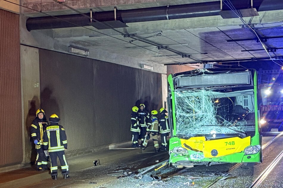 Busse rasen ineinander: Mehrere Fahrgäste verletzt