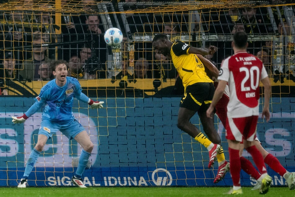 Union-Keeper Frederik Rönnow (33, l.) musste beim letzten Aufeinandertreffen gleich sechsmal hinter sich greifen.