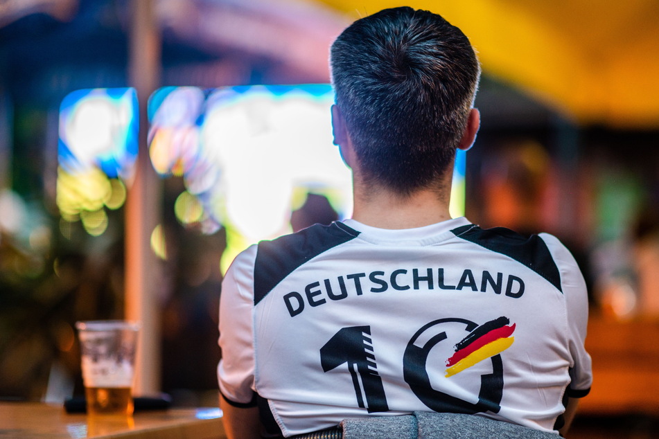 Ein Deutschland-Fan schaut im Miramar ein EM-Spiel der DFB-Elf.
