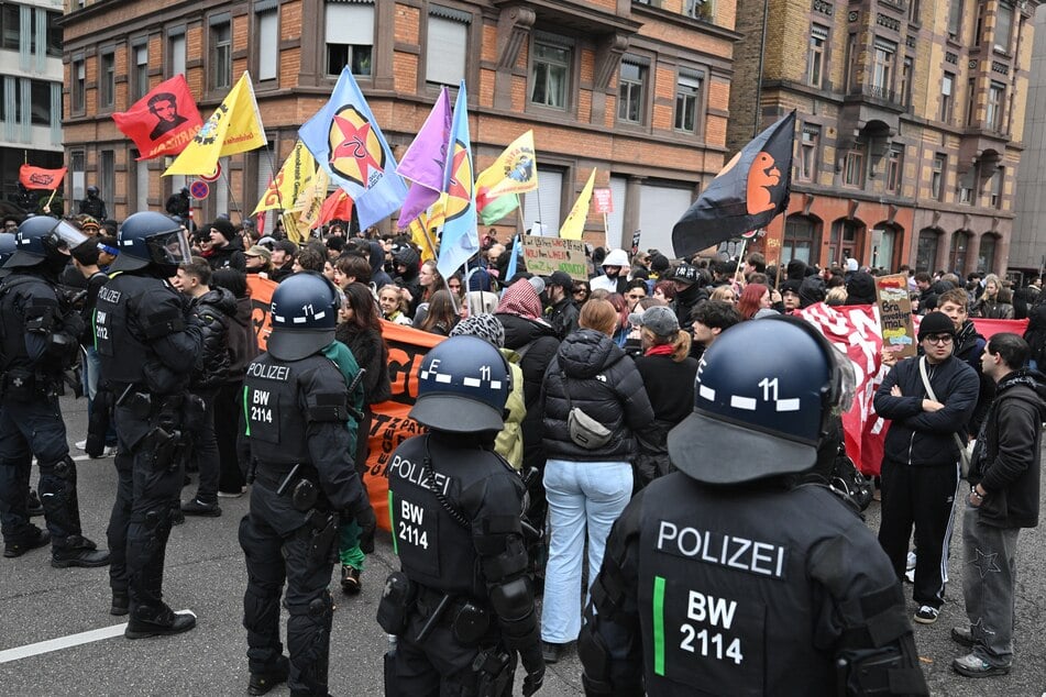 Die Polizei musste die Jugendproteste in Stuttgart zeitweise anhalten.