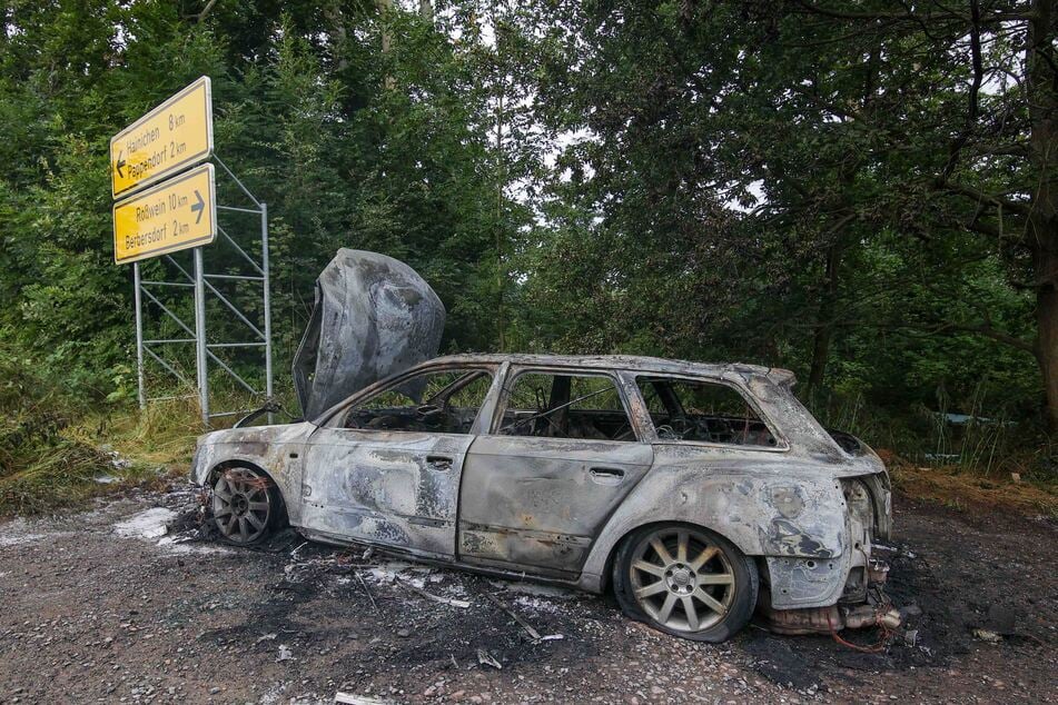 Das Auto brannte vollständig aus.