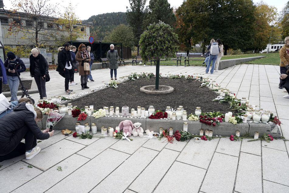 In Gedenken an die Opfer wurden Blumen und Kuscheltiere niedergelegt sowie Kerzen angezündet.
