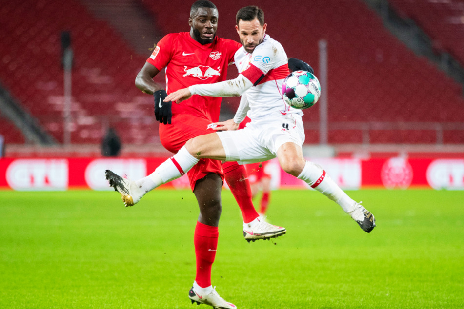 VfB-Kapitän Gonzalo Castro (33, r.) im vollen Einsatz gegen RB Leipzigs Abwehrkante Dayot Upamecano (22).