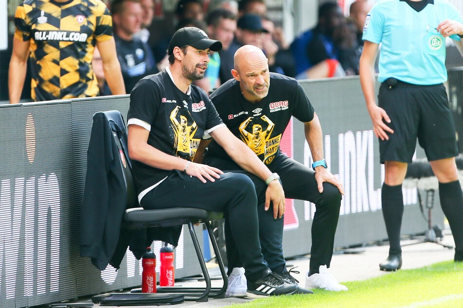 An Sonntagen läuft es für das Team von Dynamo-Trainer Alexander Schmidt (52, r.) und Assistent Ferydoon Zandi (42) irgendwie nicht so recht.