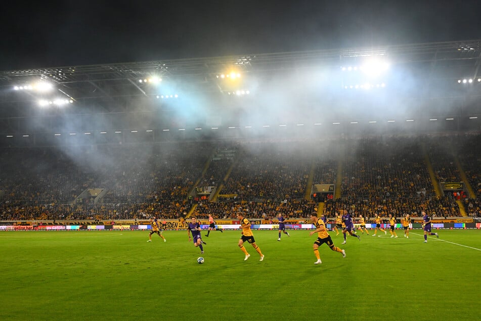 Flutlicht-Heimspiele von Dynamo sind immer etwas Besonderes. Das Flair ist einmalig. So soll es auch an diesem Mittwochabend wieder werden.