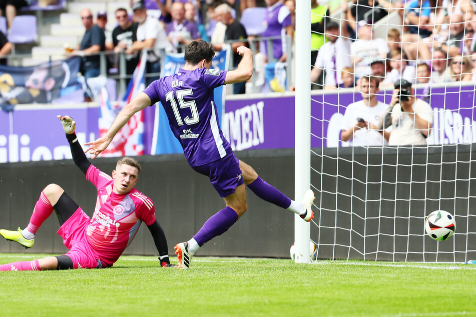 In der 15. Minute traf Aue-Spieler Marcel Bär (r.) ins Tor von Gareth Deane.