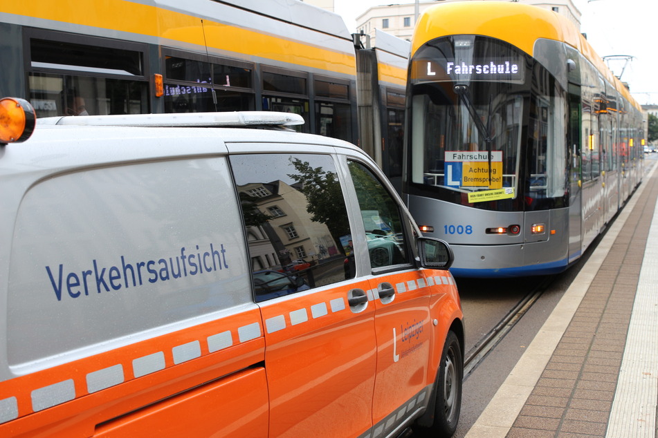 Der Unfall ereignete sich im Bereich der Haltestelle Leibnizstraße.