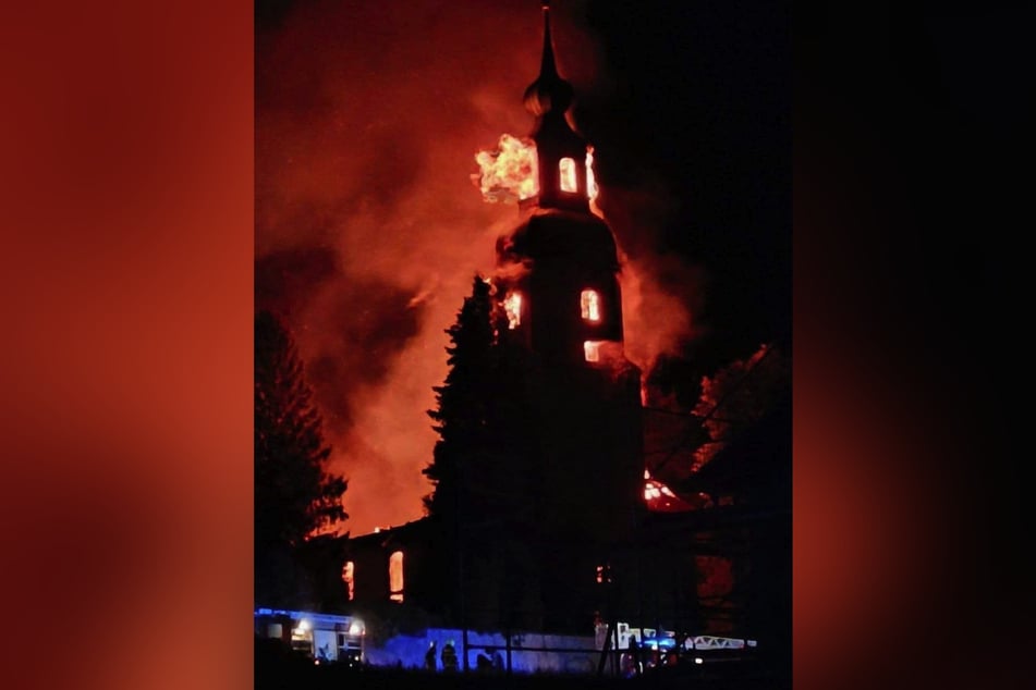 Anwohner standen weinend davor, als die Kirche im August 2023 bis auf die Grundmauern niederbrannte.