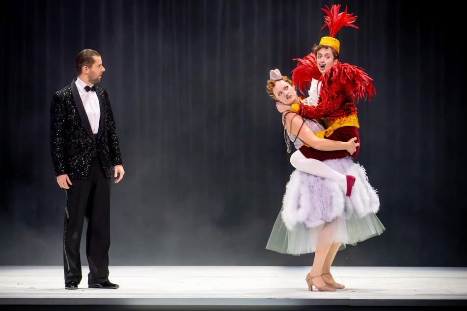 Reporter Louis (r., gespielt von Carmen Steinert) muss sich zwischen seinem Traum, der Liebe und Gerechtigkeit entscheiden.