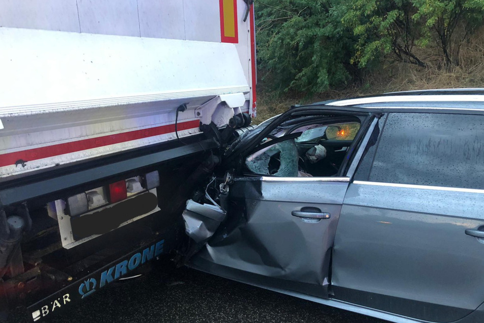 Schwerer Unfall auf der A4 zwischen einem Audi und einem Lkw. Teilweise musste die Fahrbahn voll gesperrt werden.