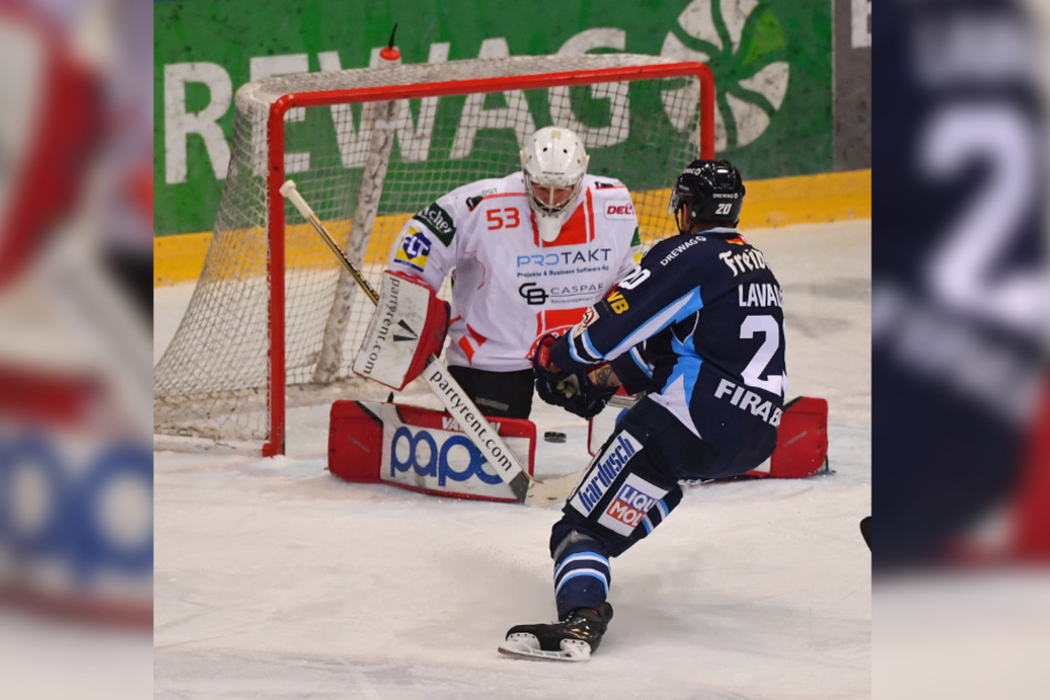 Eislöwen-Verteidiger Kevin Lavallee schobt die Scheibe hier Nauheims Keeper Bastian Kucis durch die Beine.