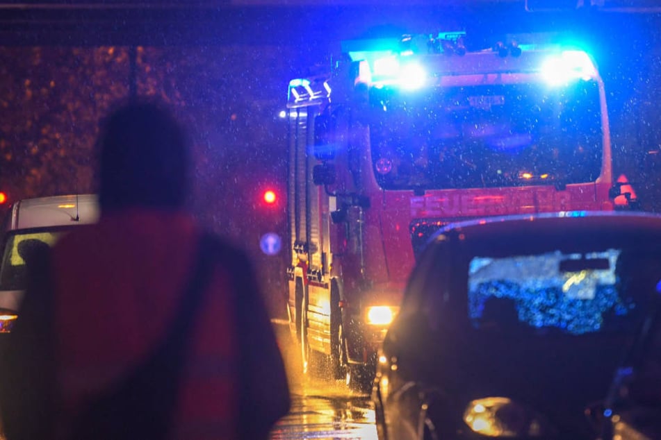 Die Feuerwehr hatte verhindern können, dass die Flammen auf die umliegenden Wohnhäuser übergriffen. (Symbolbild)