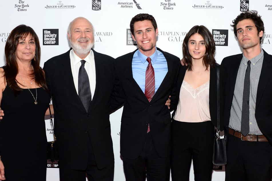 (From l. to r.) MIchele and Rob Reiner pictured with their children Jake, Romy, and Nick Reiner in 2014.