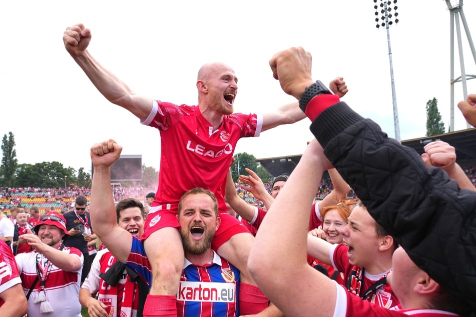 Fan-Invasion am letzten Spieltag: 10.000 Anhänger trugen Cottbus in Berlin zum Aufstieg.