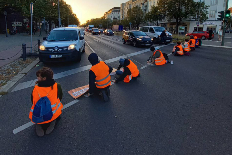 Acht Klimaaktivisten haben am Morgen die Otto-Suhr-Allee in Berlin-Charlottenburg blockiert.