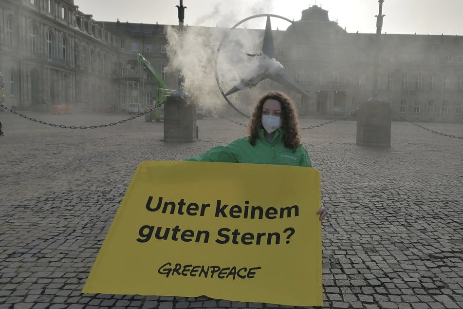 Stuttgart: Großer Mercedes-Stern qualmt Stuttgart ein: Greenpeace mit klarer Haltung