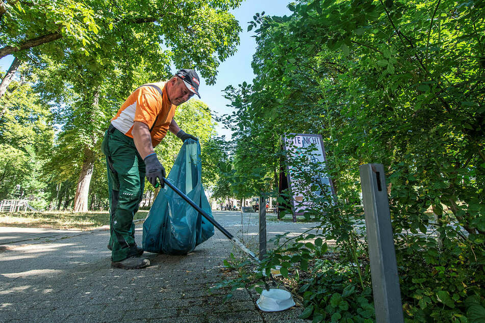 Er ist die gute Seele vom Lessingplatz: Michael Gehre (54) reinigt hier, kümmert sich auch um den "trendigen" To-go-Abfall.