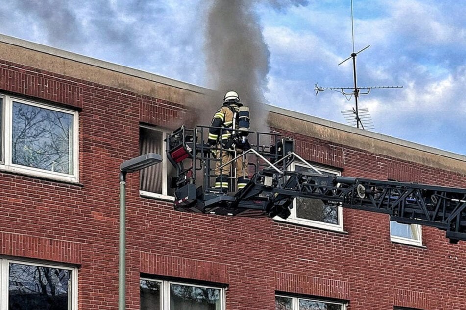 Über eine Drehleiter gelangten die Feuerwehrleute in die Wohnung.