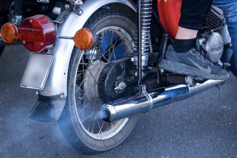 Die 17-jährige Mopedfahrerin hatte sich bei dem Unfall schwer verletzt. (Symbolfoto)
