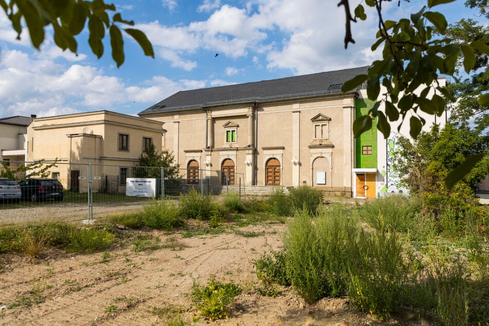Vielleicht bald ein Seniorenheim? Für die Sanierung des Theater-Altbaus (Bildmitte) und der anliegenden Objekte könnten bis zu zehn Millionen Euro fällig werden - zu viel für die klamme Stadtkasse.