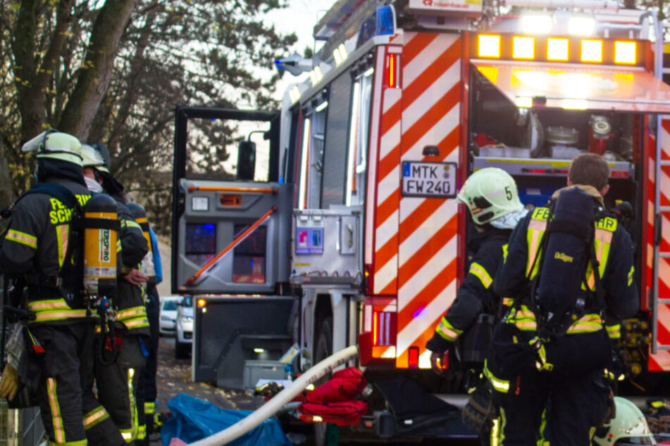 Das Bild zeigt Einsatzkräfte der Feuerwehr am Brandort in Eschborn.