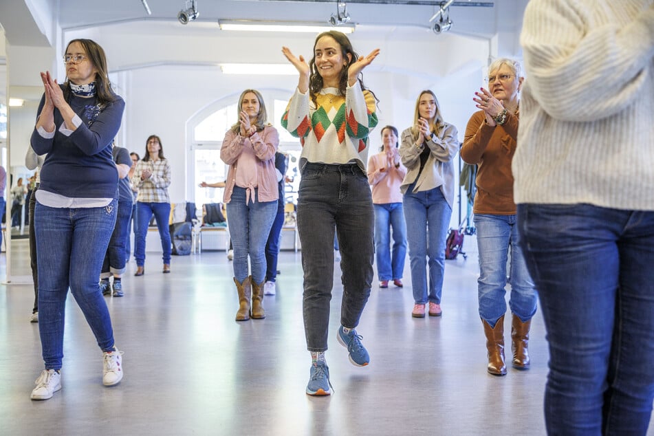 TAG24-Reporterin Jacqueline Grünberger (29) hat sich beim Line Dance ausprobiert und dabei an ihrer Koordination gezweifelt.