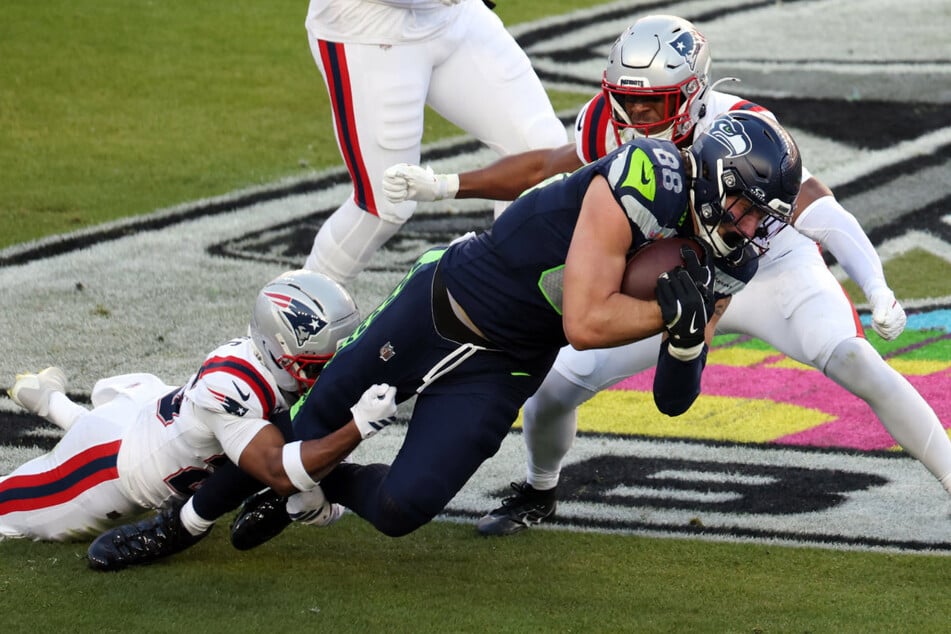 Die Seattle Seahawks (dunkel) gewannen erst in der zweiten Hälfte zunehmend an Dominanz.