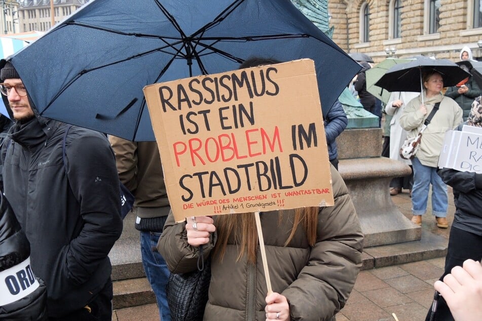 Viele der Demonstranten haben Schilder mitgebracht.