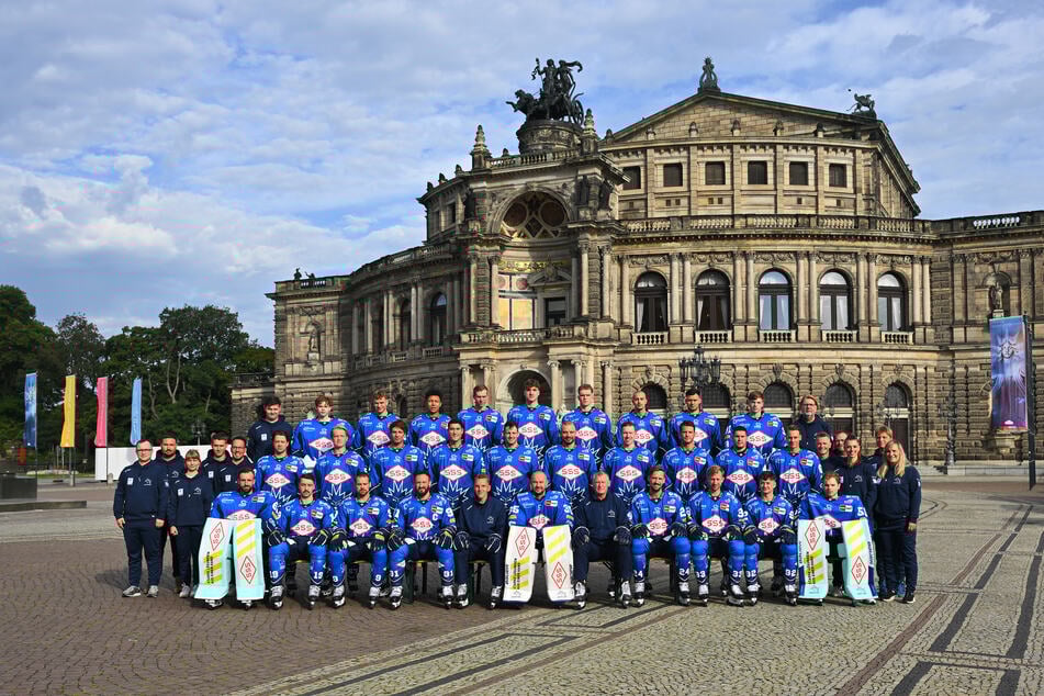 Mit nicht ganz vollzähligem Kader posieren die Eislöwen am Media Day vor der Semperoper.