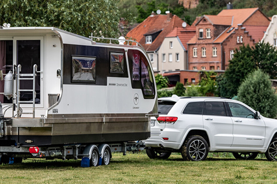 An Land kann es von einem Auto transportiert werden.