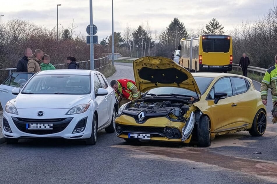 Bus demoliert, Mazda und Renault mit Totalschäden. So sah es nach dem Unfall in Dresden-Naußlitz aus.