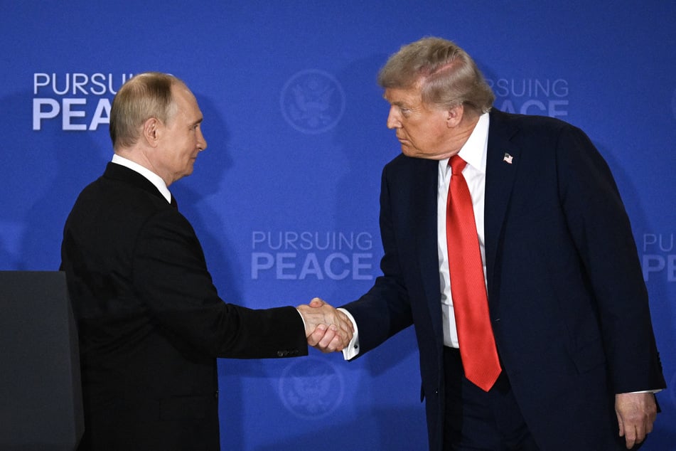 US President Donald Trump (r.) and Russian President Vladimir Putin (l.) shake hands at the end of a joint press conference after participating in a US-Russia summit on Ukraine at Joint Base Elmendorf-Richardson in Anchorage, Alaska, on Friday.