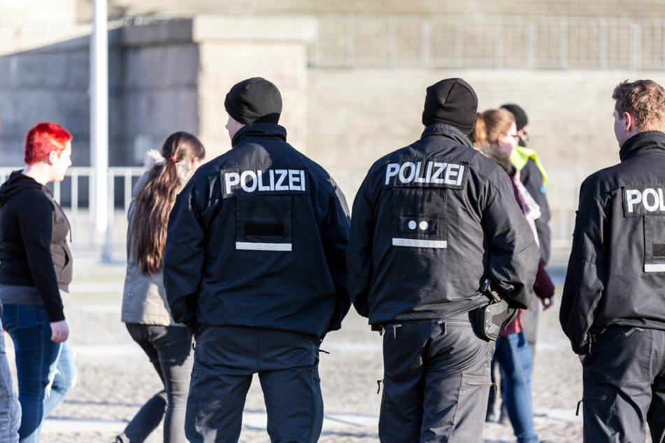 Die Polizei ermittelt auf Hochtouren und sucht den Bankräuber. (Symbolbild)