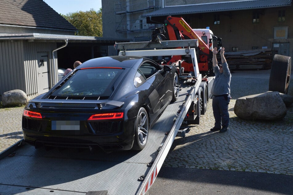 Auch diesen Audi R8 Coupé nahmen die Ermittler zur Vermögenssicherung mit. Er soll Immobilienmakler Martin B. gehören, der auch mehrere Corona-Testzentren betrieb.