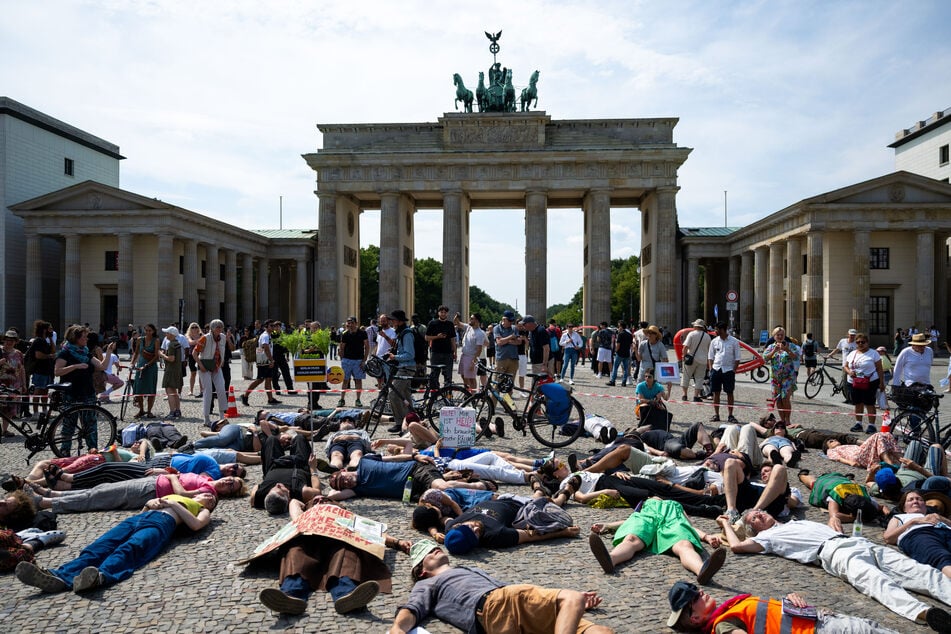 Vor dem Brandenburger Tor fand am Sonntag eine Demo für bessere Klimapolitik in Berlin statt.