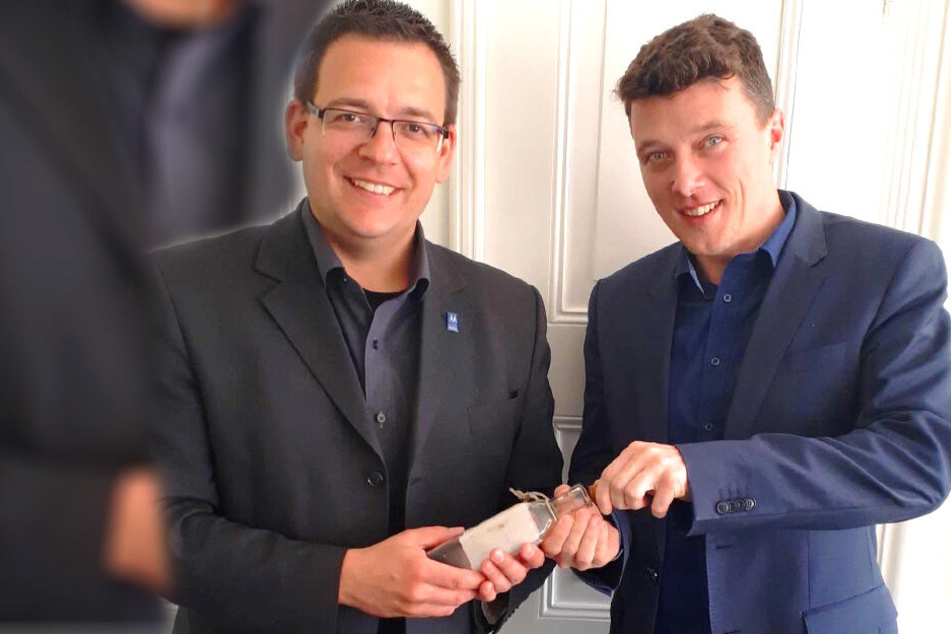 Bürgermeister Markus Renner (39, r.) und Ordnungsamtsleiter Silvio Kockentiedt (39) haben die geheimnisvolle Flasche gemeinsam geöffnet.