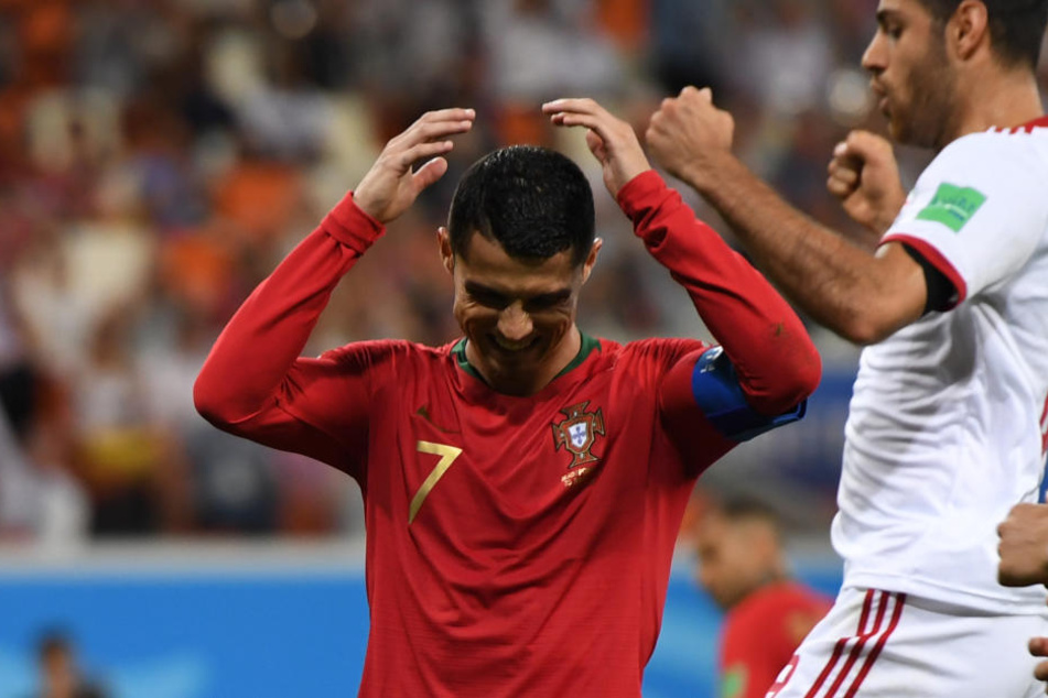 Cristiano Ronaldo aus Portugal ärgert sich über seinen verschossenen Elfmeter.