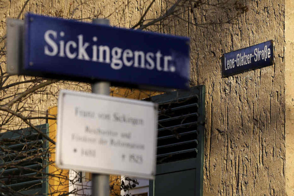 Der Maskierte stand im Bereich der Sickingenstraße.