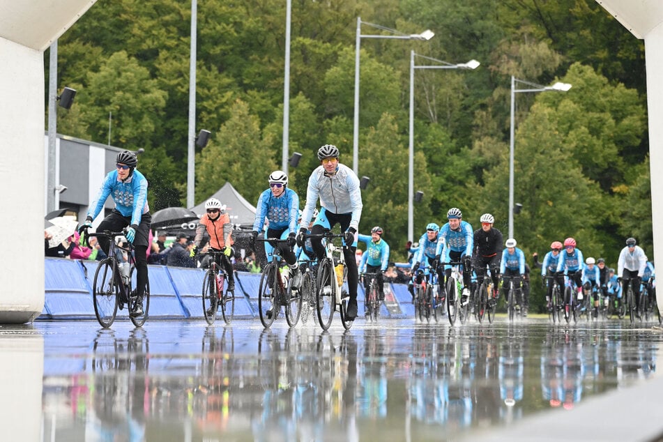 Der European Peace Ride radelt ins Ziel am Eissportzentrum.