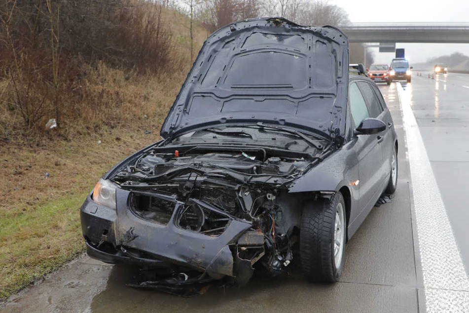Der BMW wurde bei dem Crash schwer beschädigt.