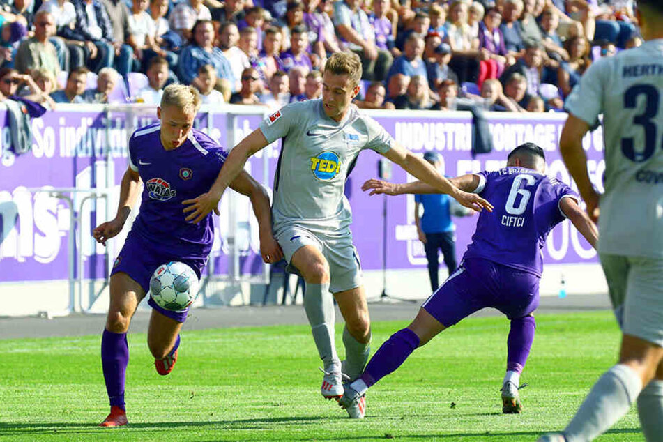 Florian Krüger (l.) zieht an Herthas Lukas Klünter vorbei - diese Zielstrebigkeit im Vorwärtsgang fordert FCE-Trainer Daniel Meyer.