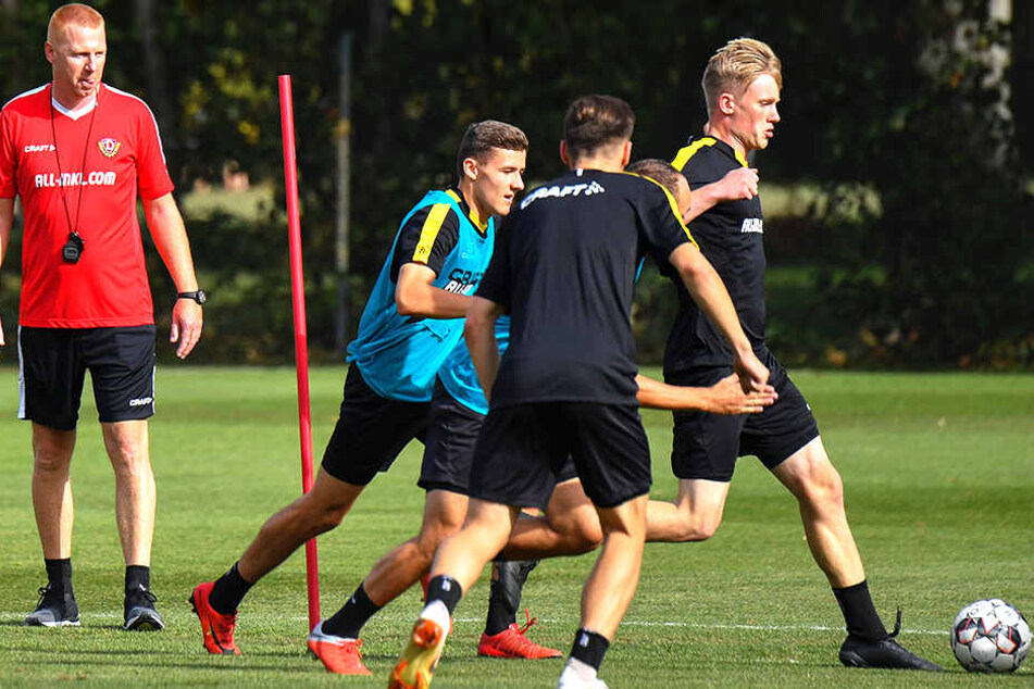 Maik Walpurgis (l.) muss seine Mannschaft schnell kennenlernen. Daher schaute er schon beim ersten Training ganz genau hin.