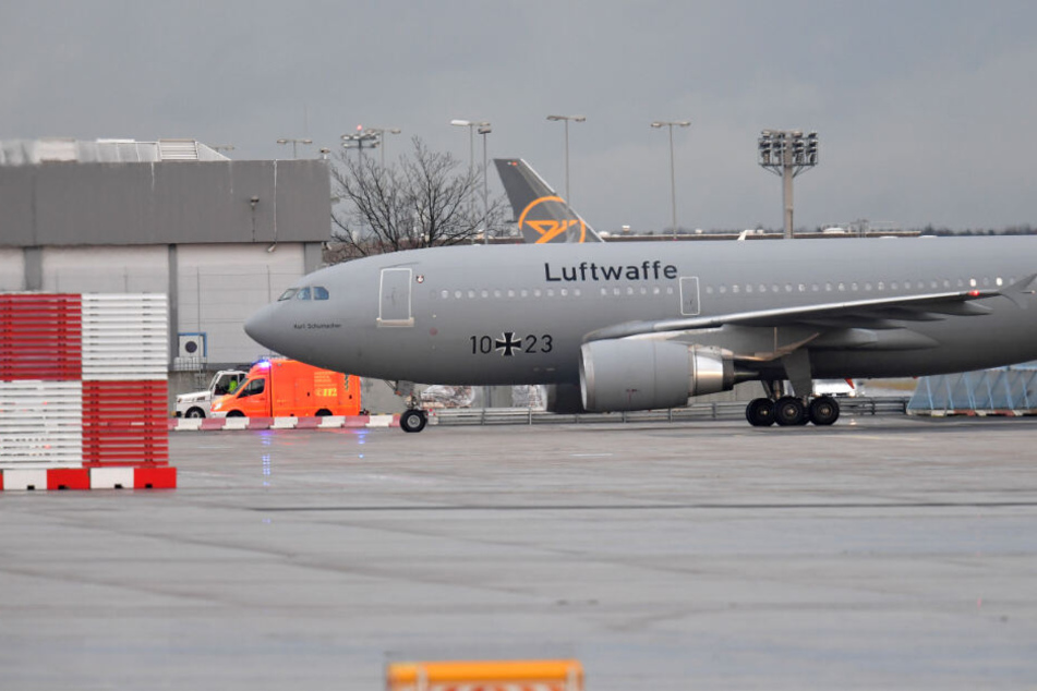 Der Airbus A310 "Kurt Schumacher" der Bundeswehr und eine Maschine der Bundesrepublik Deutschland kommen auf dem Flughafen Frankfurt am Main an.