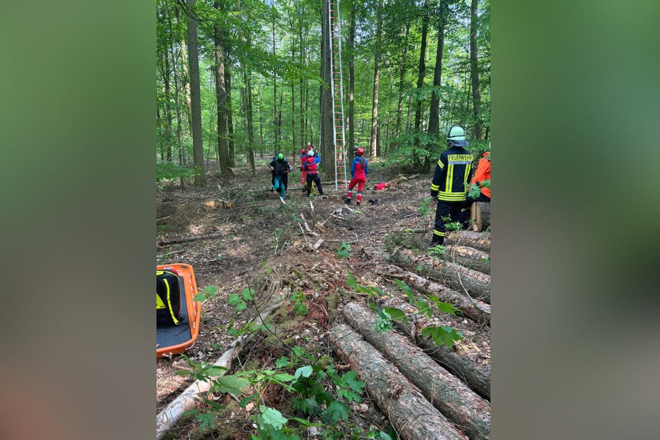 Per Leiter kletterte die Bergwacht zu dem Gleitschirm-Piloten hinauf.