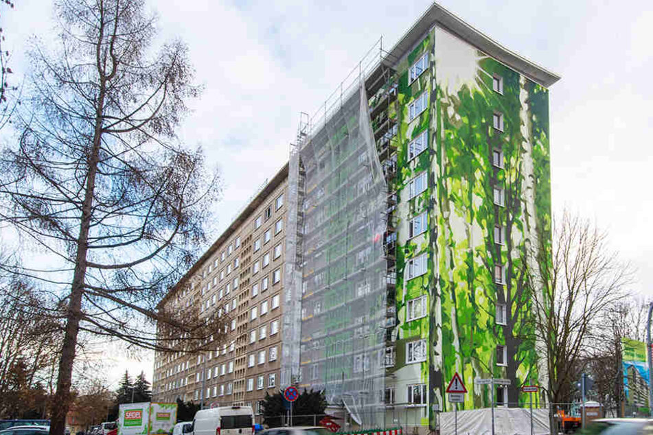 Am Wohnhaus Ernst-Enge-Straße 11-17 im Stadtteil Gablenz hat die GGG das Team von Rebel-Art mit der Gestaltung eines Giebels beauftragt.