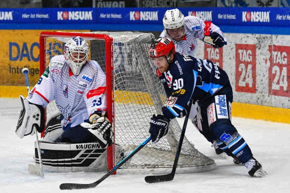 Eislöwen-Top-Stürmer Mario Lamoureux (blaues Dress) half zuletzt mit zwei Toren und zwei Vorlagen die Heilbronner Falken mit 8:5 abzuschießen.