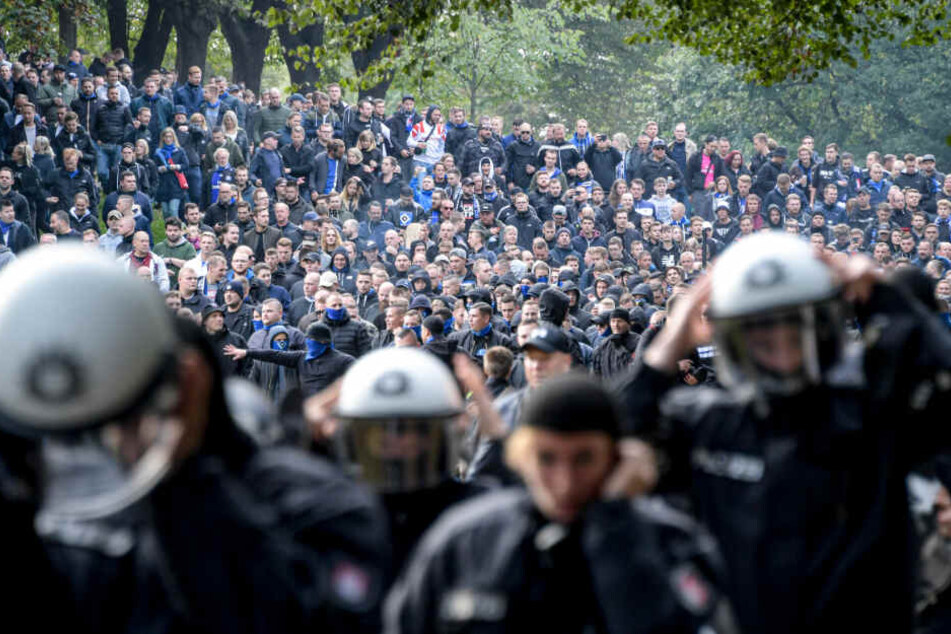Vor dem Hinspiel zogen die HSV-Fans von der Sternschanze zum Stadion.