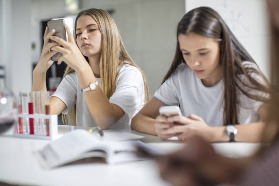Dürfen Lehrer Mit Schülern Auf Whatsapp Schreiben