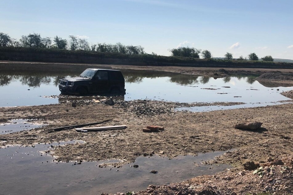 Das Auto blieb im See stecken.