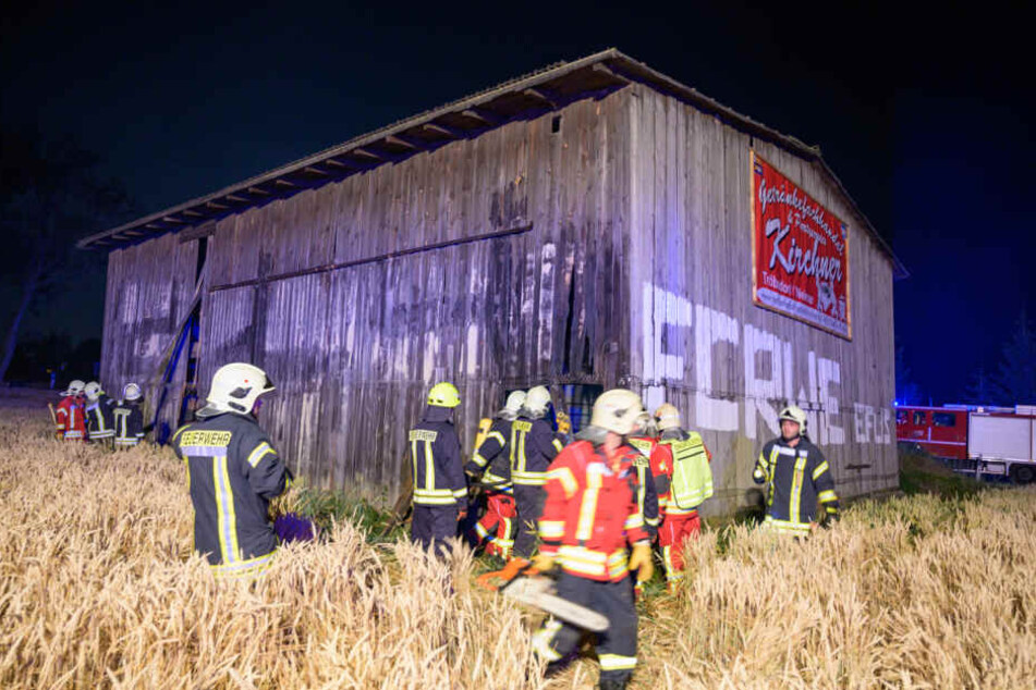 Die Scheune stand auf einem Feld, brannte an zwei Stellen.